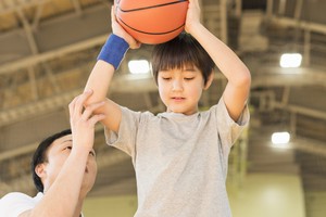 幼儿学习篮球训练动作